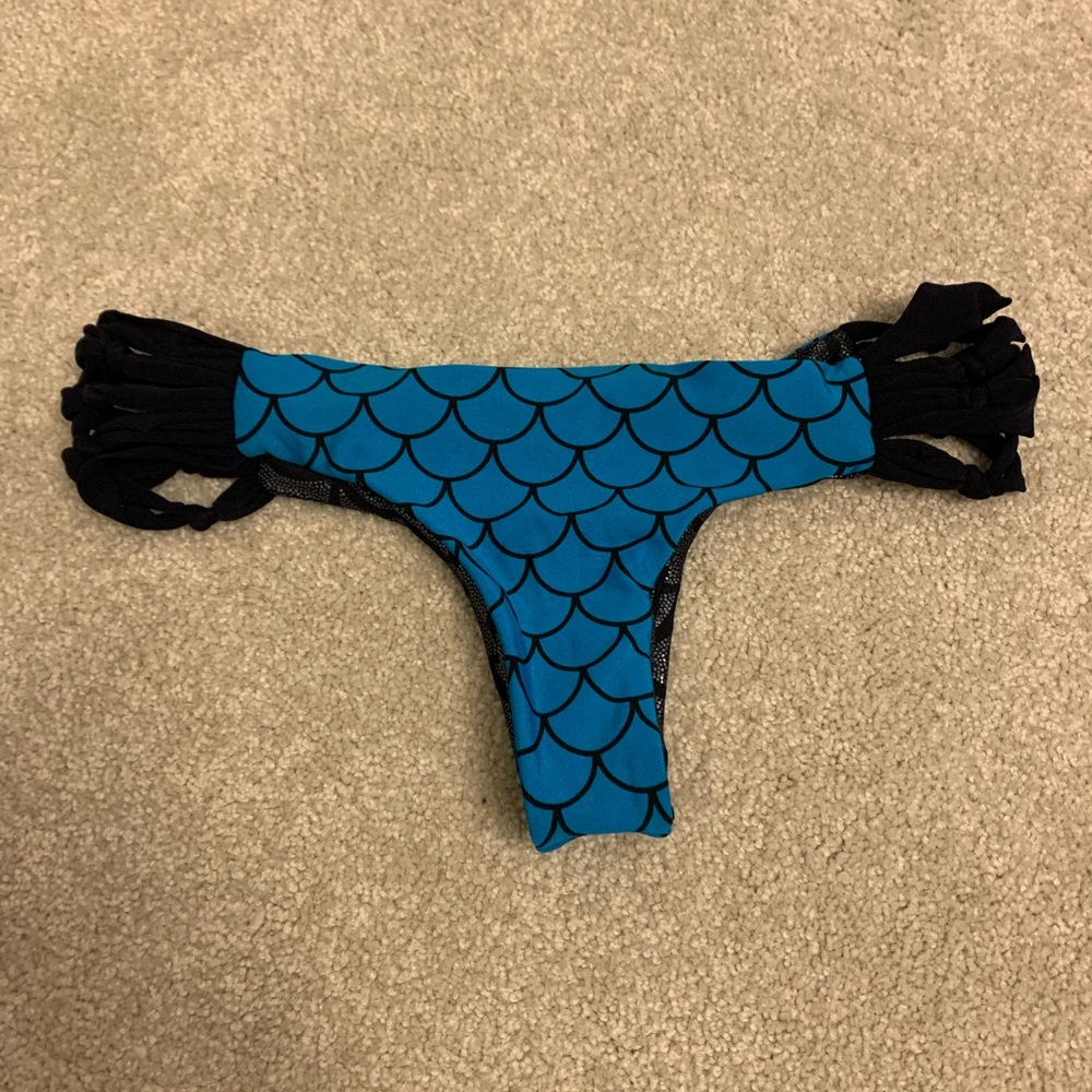 Reversible bikini bottoms